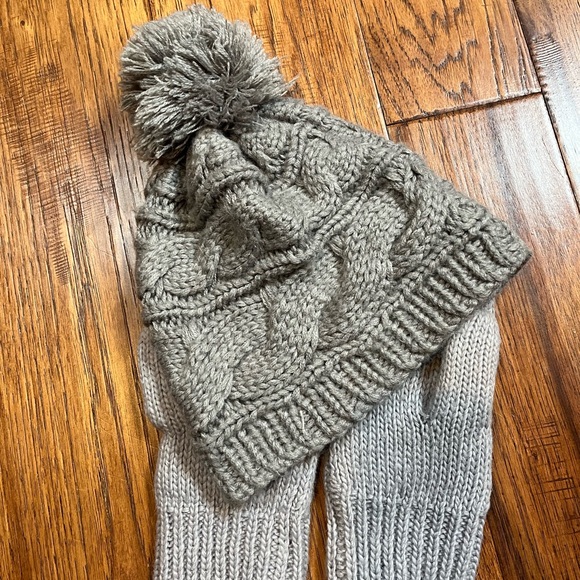 The North Face Gray Knit Pom Beanie and Mittens fleece lined Set - Picture 2 of 7
